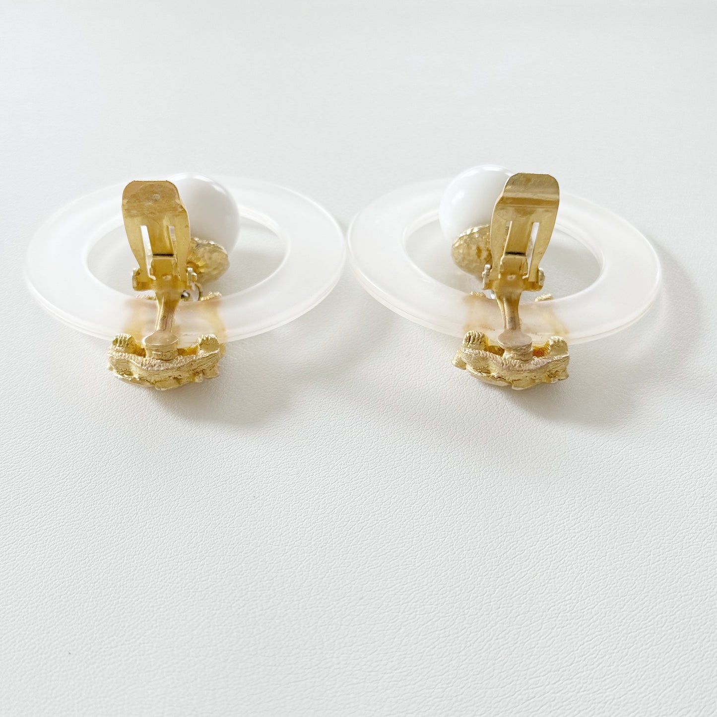 Vintage Shells Circular Dangle Clip Earrings