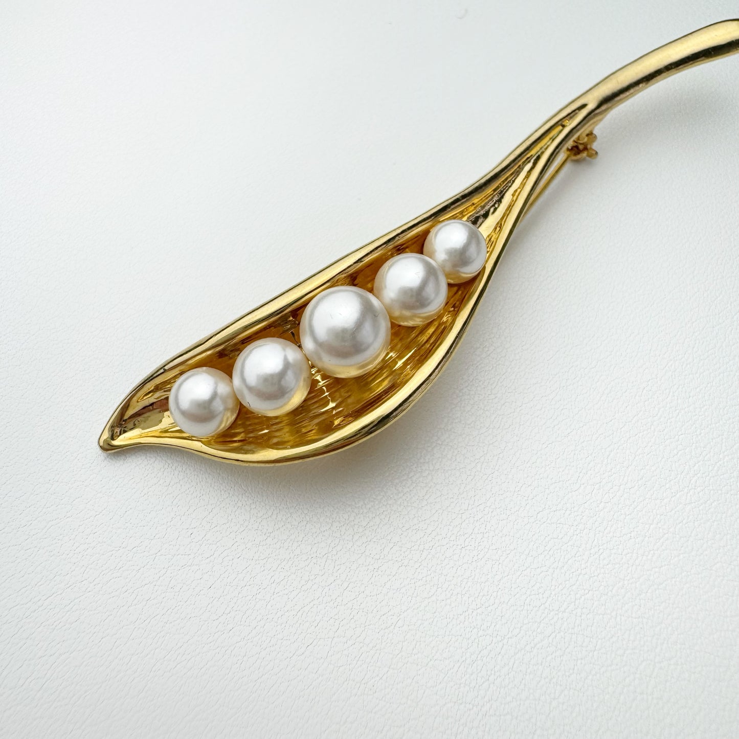 80s Pearl Pea Pod Brooch