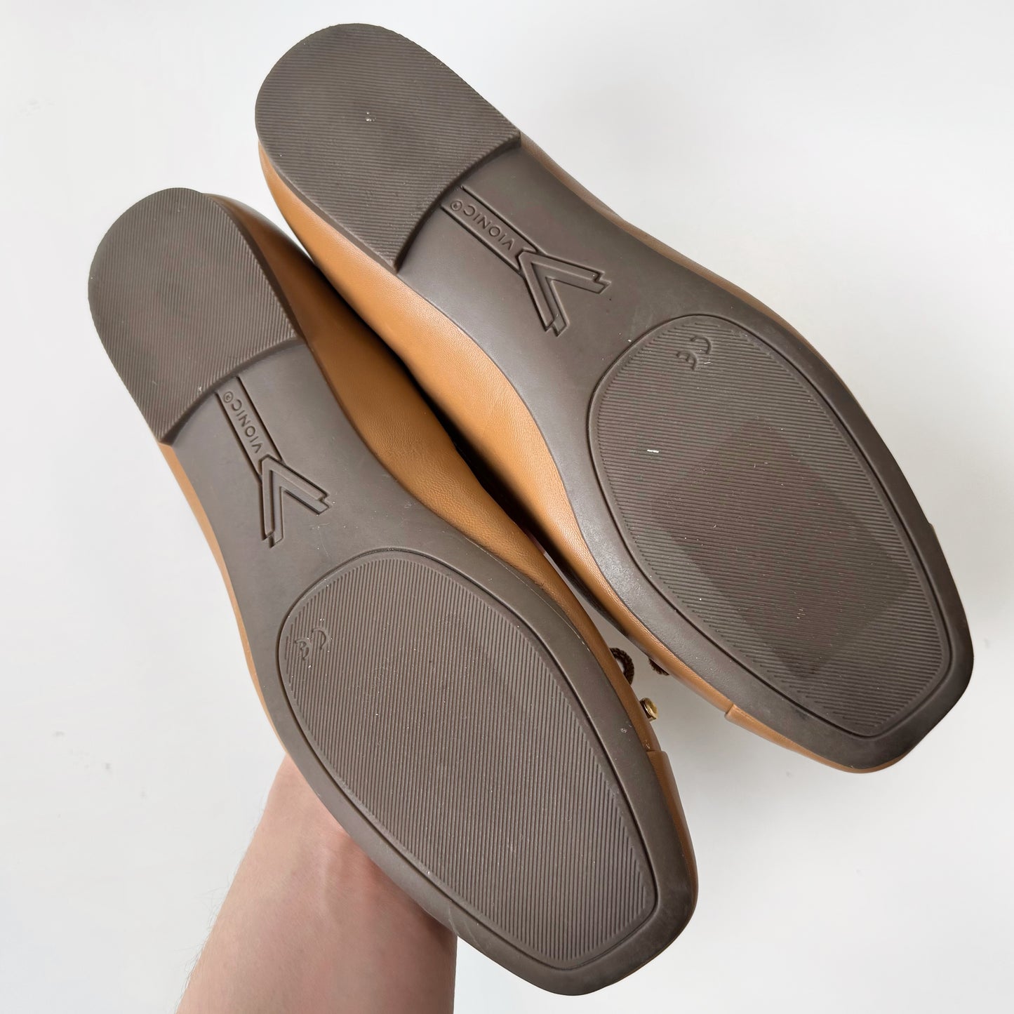 Vionic “Klara” Leather Flats (7)